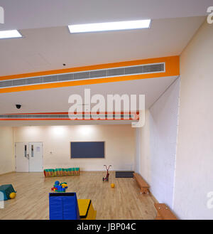 Innenansicht, Kinder Klassenzimmer. Victory Heights Grundschule, Dubai, Vereinigte Arabische Emirate. Architekt: R + D Studio, 2016. Stockfoto