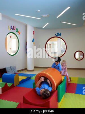 Innenansicht mit Kinder spielen. Sieg-höhen Grundschule, Dubai, Vereinigte Arabische Emirate. Architekt: R+D Studio, 2016. Stockfoto