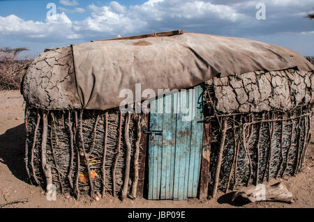 Eine typische Hütte oder Manyatta von Samburu Masai in einem Samburu-Dorf in Nord-Kenia, Ostafrika, Samburu Hütte mit Kuhmist und Lehm gebaut. Stockfoto