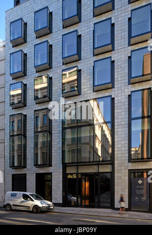 Detail der Fassade von Conduit Street. 24 Saville Row, London, Großbritannien. Architekt: EPR Architekten Limited, 2017. Stockfoto