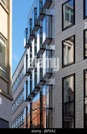 Detail der Fassade von Conduit Street. 24 Saville Row, London, Großbritannien. Architekt: EPR Architekten Limited, 2017. Stockfoto