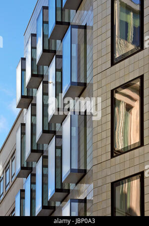 Detail der Fassade von Conduit Street. 24 Saville Row, London, Großbritannien. Architekt: EPR Architekten Limited, 2017. Stockfoto