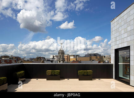 Terrasse auf dem Dach. 24 Saville Row, London, Großbritannien. Architekt: EPR Architekten Limited, 2017. Stockfoto