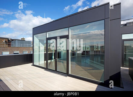 Terrasse auf dem Dach. 24 Saville Row, London, Großbritannien. Architekt: EPR Architekten Limited, 2017. Stockfoto