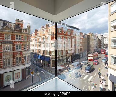 Innenansicht mit Blick auf die Conduit Street. 24 Saville Row, London, Großbritannien. Architekt: EPR Architekten Limited, 2017. Stockfoto