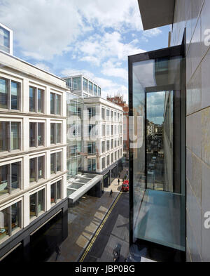 Innenansicht mit Blick auf Saville Row. 24 Saville Row, London, Großbritannien. Architekt: EPR Architekten Limited, 2017. Stockfoto