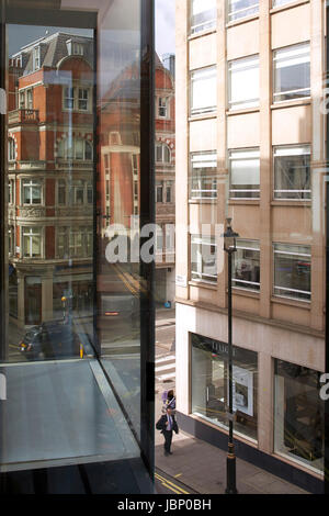 Innenansicht mit Blick auf Saville Row. 24 Saville Row, London, Großbritannien. Architekt: EPR Architekten Limited, 2017. Stockfoto