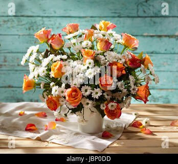 Blumenstrauß mit Rosen, Margaritas. Stockfoto