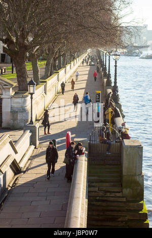 Menschen zu Fuß entlang der Themse Weg am Südufer der Themse von Westminster Bridge gesehen. London, UK Stockfoto