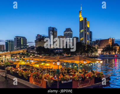 Frankfurt am Main, Deutschland. Nachtansicht des Bootshaus schwimmenden Restaurant Onbanks des Mains mit Bankenviertel hinter Frankfurt am Main, Hessen, Deutschland Stockfoto