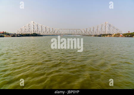 Howrah Bridge in Kalkutta, spanning über Der hoogli Fluss, links die Städte Kolkata und howrah Stockfoto
