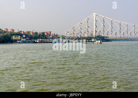 Howrah Bridge in Kalkutta, spanning über Der hoogli Fluss und Bahnhof Howrah Stockfoto