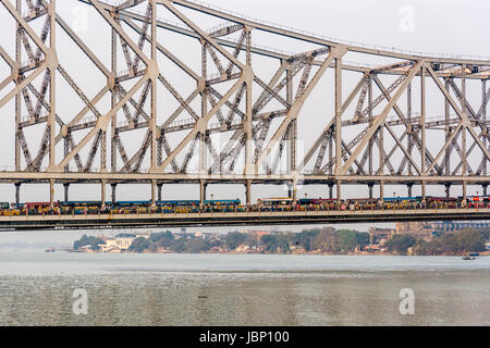 Die Stahlkonstruktion der Howrah Bridge in Kalkutta, spanning über Der hoogli Fluss Stockfoto