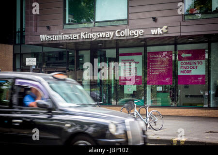 Melden Sie außen Westminster Kingsway College Gebäude, Grays Inn Road, London, UK Stockfoto