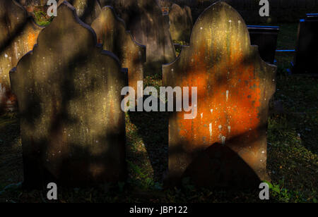 Ein Friedhof an der Talseite über Hebden Bridge, Calderdale, West Yorkshire, Englan, UK Stockfoto