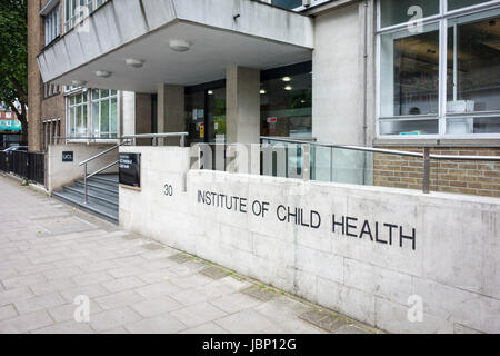 Melden Sie sich vor dem Eingang zum UCL Great Ormond Street Institute of Child Health, Guilford Street, London, UK Stockfoto