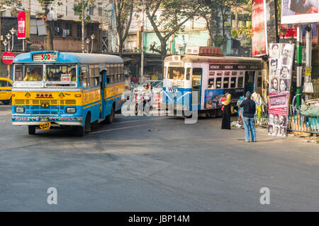 Ein Bus, Autos und eine Straßenbahn an einer verkehrsreichen Straße in der Vorstadt sealdah Stockfoto