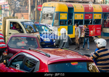 Stau mit einer Straßenbahn auf einer belebten Straße in der Vorstadt sealdah Stockfoto