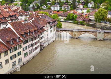 Steinhäuser entlang der Aare. Küstenlandschaft der Altstadt Bern, Schweiz Stockfoto