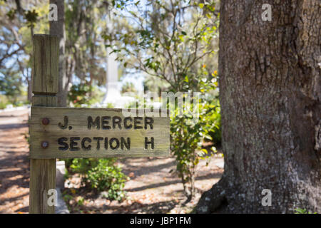 Savannah, GA - 28. März 2017: Zeichen markieren von Johnny Mercer Grabstätte auf dem historischen Bonaventure Cemetery in Savannah.  Mercer war ein Texter, Songwriter, s Stockfoto