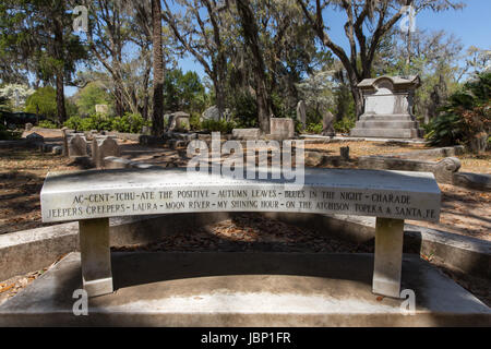 Savannah, GA - 28. März 2017: Memorial Bank an Johnny Mercer Grabstätte auf dem historischen Bonaventure Cemetery in Savannah.  Mercer war Lyriker, songwrit Stockfoto