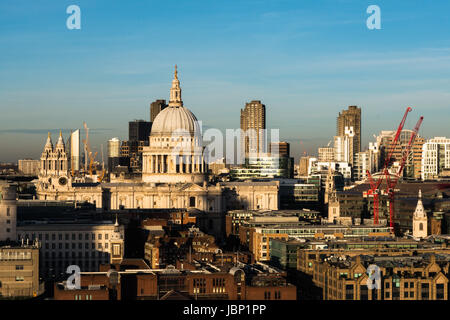 Skyline von London mit Blick auf St. Pauls Cathedral und Barbican Gebäude im Hintergrund mit Bau arbeiten Krane Stockfoto