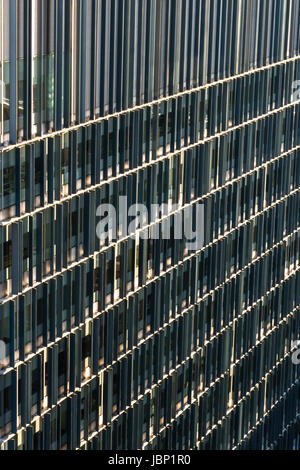 Moderne Architektur Bürogebäude Fassadendetails im späten Nachmittag Sonnenlicht Stockfoto