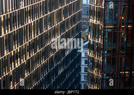 Moderne Büro- und Wohnhäuser Fassadendetails im späten Nachmittag Sonnenlicht Stockfoto