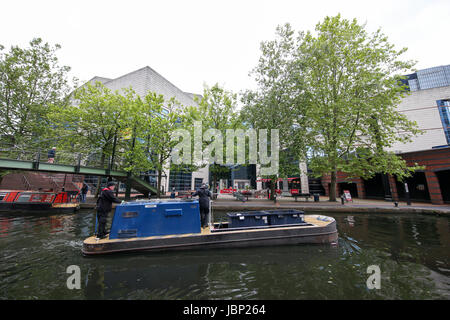 Birmingham, Großbritannien. 12 Juni, 2017. Zwei Männer sammeln Müll auf einem Lastkahn von der Birmingham canal System außerhalb der Internationalen Konferenz Zentrum Stockfoto