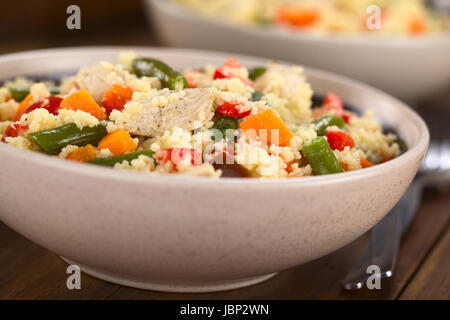 Zwei Schüsseln mit Couscous Gericht mit Huhn, grüne Bohnen, Karotten und Paprika (selektiven Fokus, Fokus auf das Hühnerfleisch in der Mitte der Schale) Stockfoto