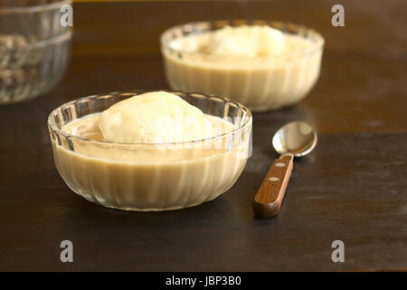 Schwimmende Insel, genannt Europäische Dessert französischer Herkunft Oeufs à la Neige in Französisch, im ungarischen Madartej (Vogels Milch). Vanille Pudding ist aus Eigelb, Milch, Zucker und Vanille, das weiße Baiser obendrauf setzt sich aus gekochten geschlagene Eiweiß. (Selektiven Fokus, Fokus auf der Vorderseite des Eiweiß-Schaum) Stockfoto