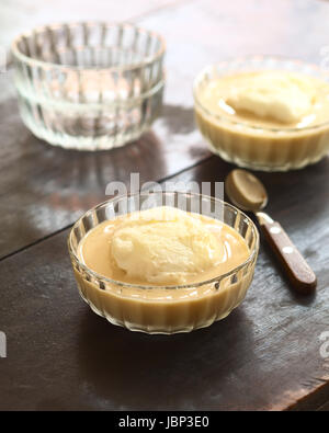 Schwimmende Insel, genannt Europäische Dessert französischer Herkunft Oeufs à la Neige in Französisch, im ungarischen Madartej (Vogels Milch). Vanille Pudding ist aus Eigelb, Milch, Zucker und Vanille, das weiße Baiser obendrauf setzt sich aus gekochten geschlagene Eiweiß. (Selektiven Fokus, Fokus, ein Drittel in den Eiweiß-Schaum) Stockfoto