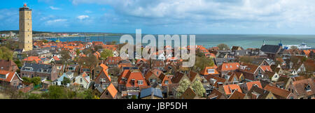 Panoramablick auf Dorf West-Terschelling mit Leuchtturm auf Terschelling, Niederlande Stockfoto