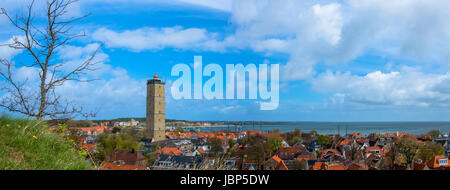 Panoramablick auf Dorf West-Terschelling mit Leuchtturm auf Terschelling, Niederlande Stockfoto