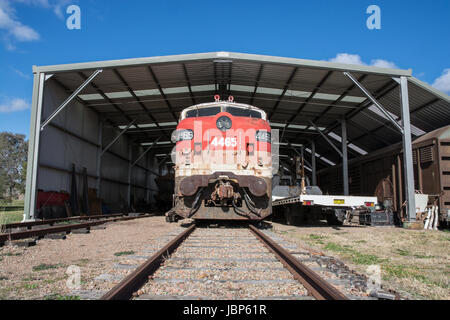 Alte Diesel-Lokomotive in Railway Workshop Schuppen am Werris Creek NSW Australia. Stockfoto