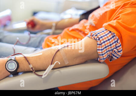 Blutspender bei Spende mit ein bouncy Ball in der hand halten. Stockfoto