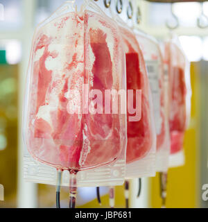 eine Blut-Tasche für Infusion in eine Klinik. Spenderblut wird verwaltet. Stockfoto