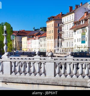 Romantische mittelalterliche Ljubljana Stadtzentrum entfernt, die Hauptstadt von Slowenien, Europa. Gallus Bank des Flusses Ljubljanica mit Schuster Brücke oder die Schuhmacher-Brücke. Stockfoto