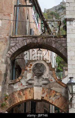 Torbogen, Kotor, Montenegro Stockfoto