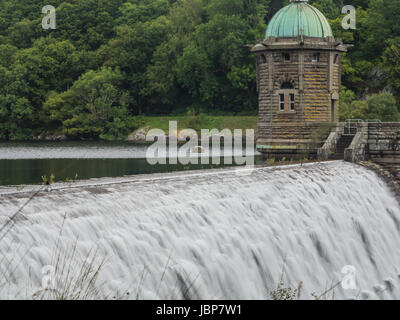 Dam bei Pen-y-Garreg in einem der Stauseen im Elan-Tal in Wales, UK Stockfoto