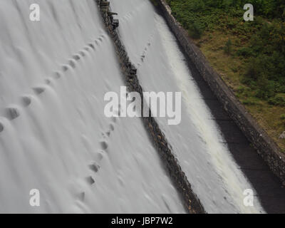 Zeigen Sie in der Nähe an der Talsperre bei Pen-y-Garreg in einem die Stauseen in der Elan-Tal in Wales, UK an Stockfoto