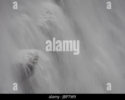 Nahe Blick auf Splasing Wasser aus der Talsperre bei Pen-y-Garreg in einem der Stauseen im Elan-Tal in Wales, UK Stockfoto