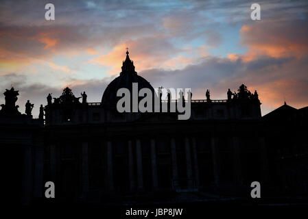 St Peters-Platz mit der Basilika von St. Peter und den Kolonnaden und Brunnen sind das Mekka für Touristen aus aller Welt Stockfoto