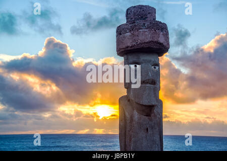 Ein Replikat Moai bei Sonnenuntergang auf der Osterinsel Stockfoto