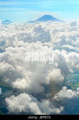 Luftaufnahme des balinesischen Vulkan aus dem Flugzeug. Insel Bali, Indonesien Stockfoto