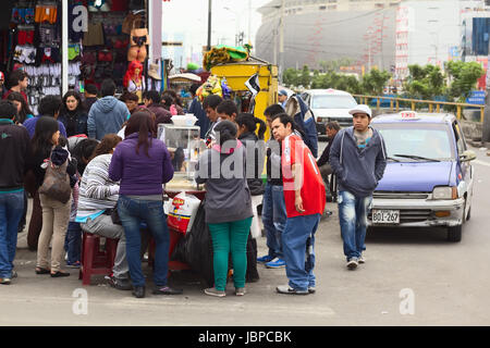 LIMA, PERU - 21. Juli 2013: Nicht identifizierte Personen um ein Lebensmittel stehen in der Mall Polvos Azules auf der Avenida Paseo De La Republica am 21. Juli 2013 in der Mitte von Lima, Peru. Stockfoto