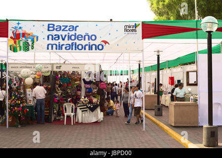 LIMA, PERU - 13. Dezember 2011: Unbekannte Personen auf dem Bazar Navideño Miraflorino (Miraflores Weihnachtsmarkt) auf dem Kennedy Park am 13. Dezember 2011 in Lima, Peru. Verschiedene Handarbeiten, Tradition und moderne, werden auf dem Weihnachtsmarkt verkauft. Stockfoto