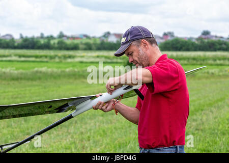 Mann macht die Montage RC Segelflugzeug, Nahaufnahme Stockfoto