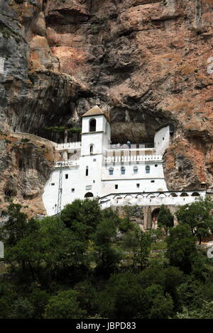 Das Kloster Manastir Ostrog Suedlich von Niksic in Montenegro Im Balkan bin Mittelmeer in Europa. Stockfoto