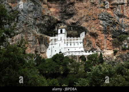 Das Kloster Manastir Ostrog Suedlich von Niksic in Montenegro Im Balkan bin Mittelmeer in Europa. Stockfoto